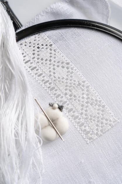 Broderie lucrată manual pe pânză